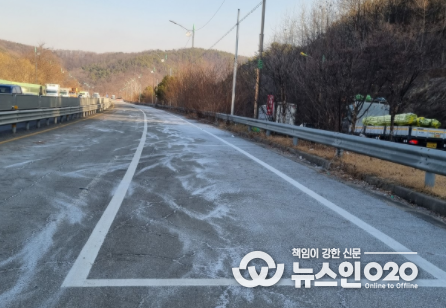 마평교차로 교량 상부 구간에 새로이 조성된 화물차 전용 임시주차장 모습