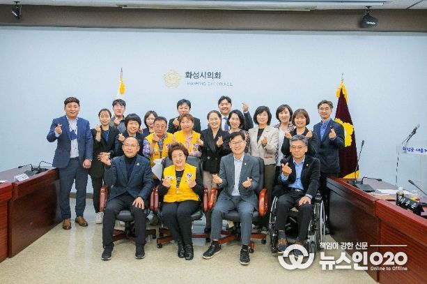 화성시의회 교육복지위원회가 헌혈 장려를 위한 정책간담회를 개최해 관계자들과 사진 촬영중이다.