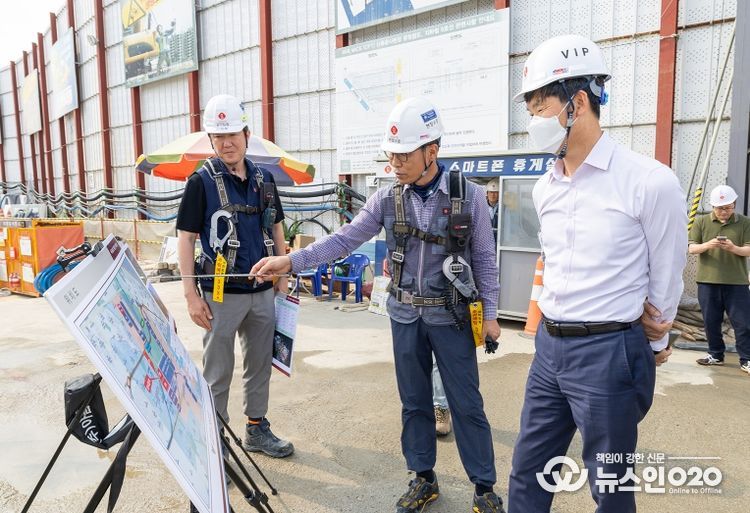 박대우 강서구청장 권한대행(오른쪽 첫 번째)이 31일(수) 오후 마곡MICE복합단지 건설 현장을 찾아 공사 관계자로부터 폭우·강풍 대비 시설물 관리 방안에 대해 보고받고 있다.