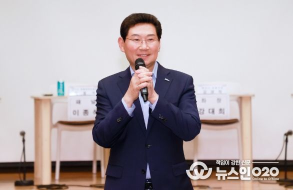 이상일 용인특례시장이 1일 문화예술원 국제회의실에서 열린 '바이오경제 미래 전략 토론회'에 참석해 인사말을 하고 있다.