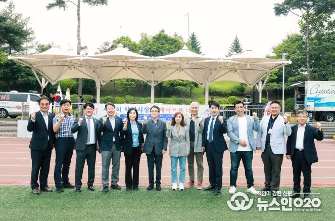 단체사진을 찍고 있는 화성시의회 의원 및 관계자 일동