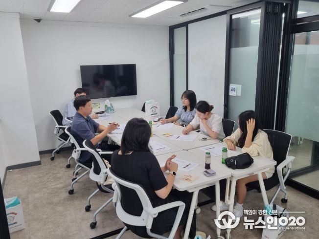 지난 4일 용인청년LAB 매거진 기획단이 기흥 용인청년LAB에서 회의를 열었다