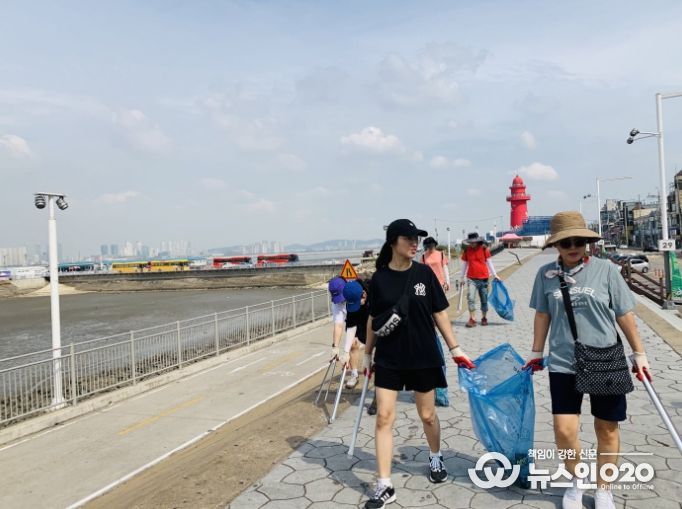 시흥시, 오이도 물길 걸으며 환경 정화하는 'K-골든코스트 플로깅'