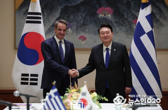 9월 20일 윤석열 대통령은 키리아코스 미초타키스 총리와 한-그리스 정상회담을 가졌다.