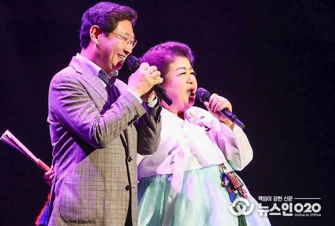 이상일 용인특례시장이 3일 저녁 용인 포은아트홀에서 열린 제20회 용인예술제에서 최근순 명창과 함께 임영웅의 ‘별빛 같은 나의 사랑아’를 부르고 있다.