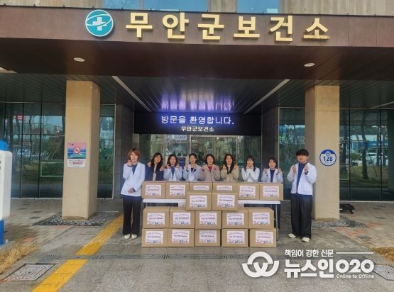 정신건강 취약계층에 영양 보충 식품을 전달하고 있는 무안군 보건소