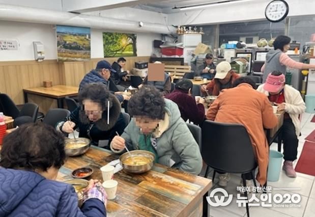 수원시 팔달구 행궁동 '보리밥 뷔페', 어르신들을 위한 사랑의 잔치국수 나눔 봉사 진행