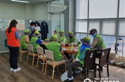 화성시 어르신들, 동탄 호수공원 가꾸고 건강도 지키고