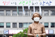 마스크 쓴 안산시청 앞 평화의 소녀상