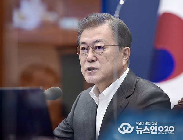 문 대통령 “경제 빠르게 회복…4차 지원금 지급에 속도내야”