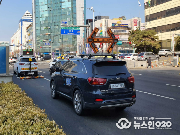 차량에 장착된 GPR로 도로 동공을 탐사하고 있다.