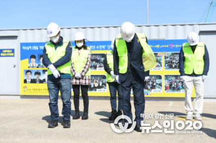 윤화섭 시장, 세월호 선체 앞에서 희생자 추모 묵념
