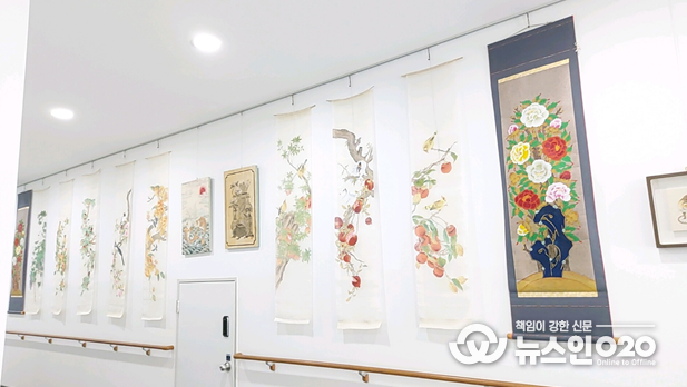 태안도서관 갤러리에서 전시 중인 한국전통민화 작품