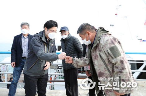 오병권 경기도지사 권한대행 국화도 주민과 인사.