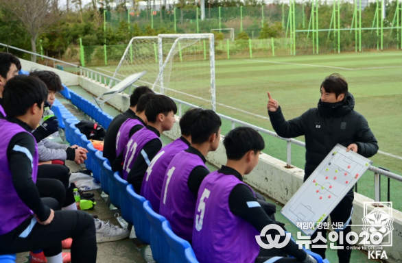 김경량 전임지도자가 선수들에게 전술 지시를 하고 있다.