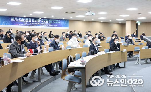 트리플-X 포럼 제1차 기술세미나 참석자들이 강연을 듣고 있다.