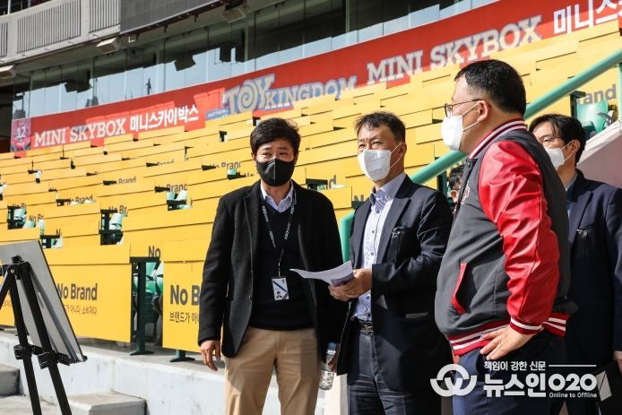 인천 SSG 랜더스필드 현장 안전 점검 사진(사진 설명: 좌측부터 KBO 류대환 사무총장, 문화체육관광부 최보근 체육국장, SSG 랜더스 이종훈 사업 담당)