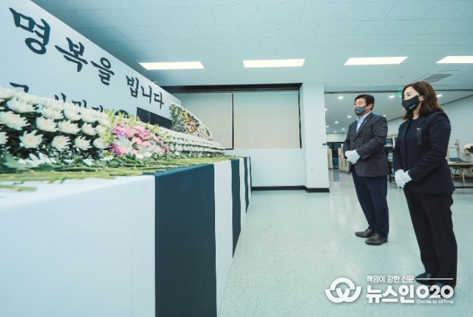 화성시의회, 이태원 사고 사망자 합동분향소 조문