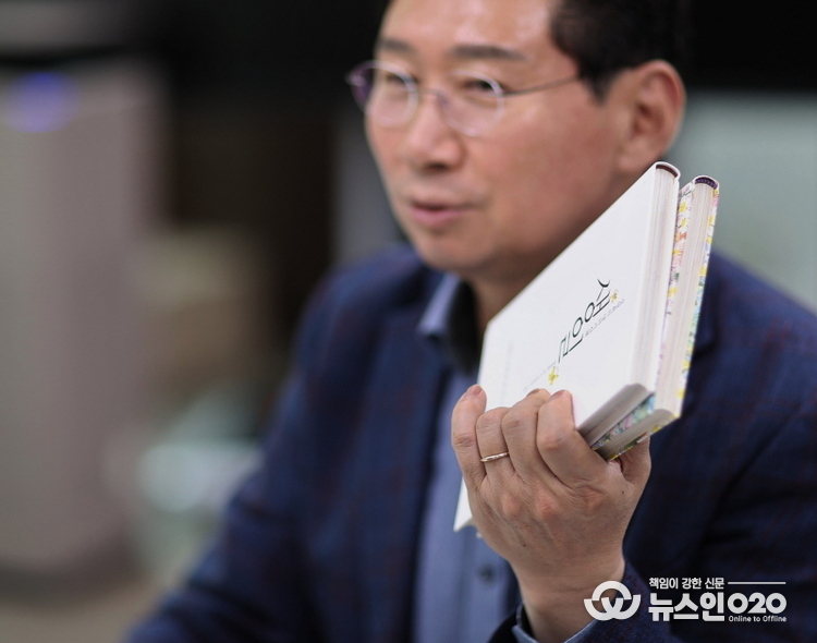평소 독서광인 이상일 시장이 장영희 교수의 '선물'과 '축복'을 내보이며, 감명받은 책이라고 설명하고 있다.(사진=심석진 기자)