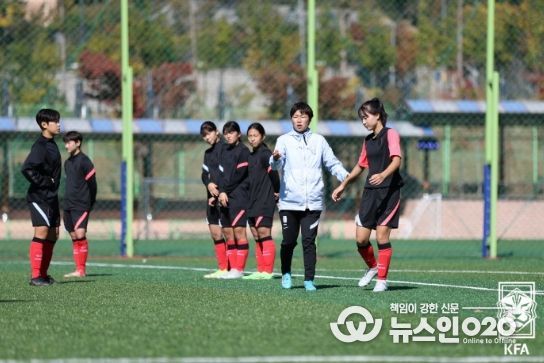 지난해 10월 여자 고교 우수선수를 대상으로 한 훈련을 지휘하고 있는 황인선 대한체육회 전임감독.