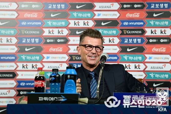 콜린 벨 여자 축구대표팀 감독이 26일 신년 기자회견을 진행했다.