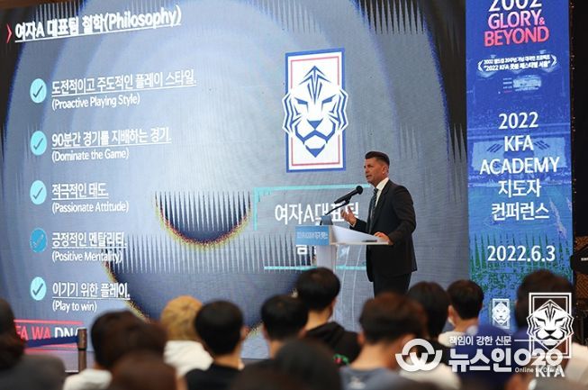 지난해 열린 KFA 지도자 컨퍼런스에서 발표하고 있는 콜린 벨 여자대표팀 감독.