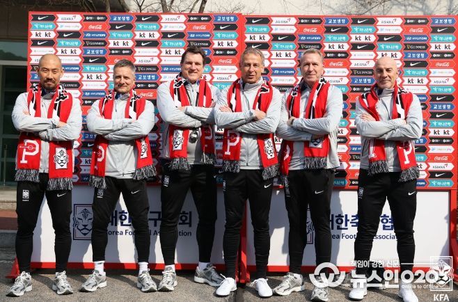 왼쪽부터 김영민(마이클 킴) 코치, 베르너 로이타드 피지컬 코치, 안드레아스 헤어초크 수석 코치, 위르겐 클린스만 감독, 안드레아스 쾨프케 골키퍼 코치, 파올로 스트링가라 코치.