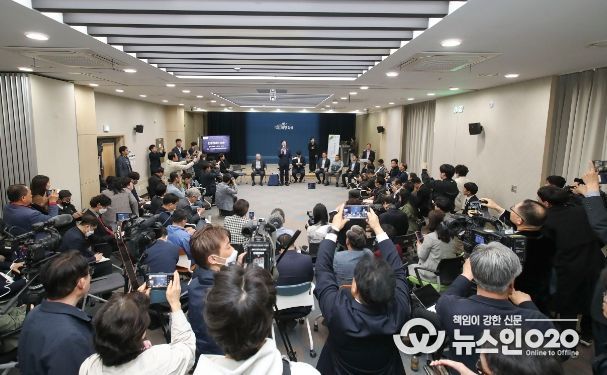 <strong>언론인과의 대화</strong><br>

