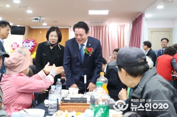 최대호 안양시장이 2일 오전 11시 만안구 안양1동 경로잔치가 열리는 안양제일교회를 방문해 어르신들께 감사의 마음을 전했다.