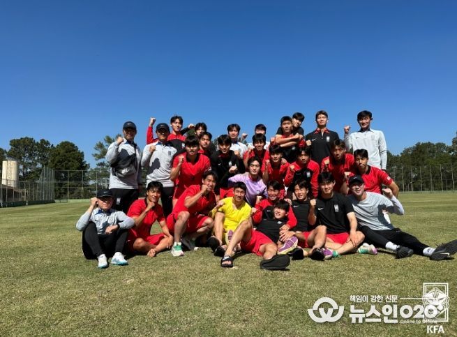 브라질 프로축구 팔메이라스의 U-20 팀과 연습경기를 마친 후 기념촬영하는 남자 U-20 대표팀.