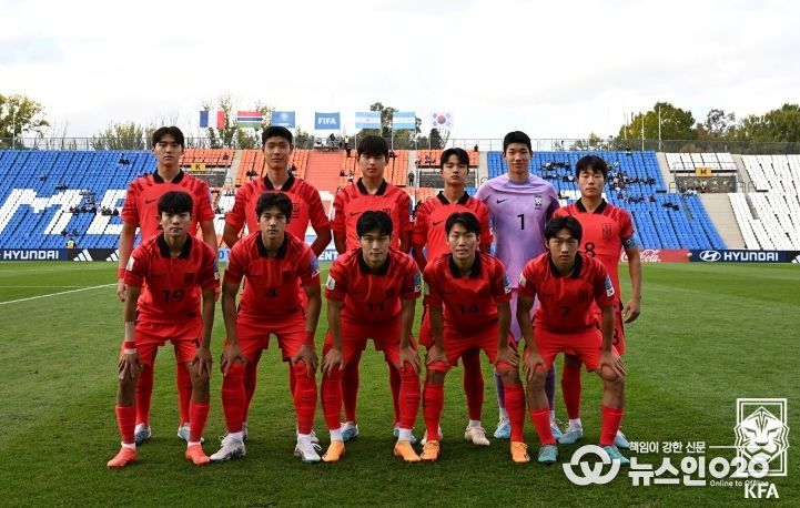 프랑스와의 경기에 선발 출전한 남자 U-20 대표팀 11명의 모습.
