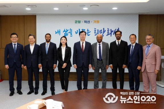 왼쪽부터 엘텍유브이씨 안정동 상무, 화성산업진흥원 김광재 원장, 알파탄 에너지 이사(Marwan Abdulla Mohamed Jumma Almarzooqi), 엘텍유브이씨 이지영 대표, 정명근 화성시장, 알파탄 홀딩 인베스트먼트 회장 (Mohamed Rashed Musabbah Alremeithi), 알파탄 엘텍유브이씨 그린에너지 회장(Khaled Mohamed Rashed Musabbah Alremeithi), 화성도시공사 김근영 사장, 알파탄 에너지 이양수 대표