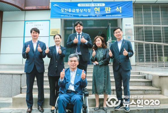 (오른쪽부터 이해남 교육복지위원장, 김경희 의장, 전성균, 김미영, 송선영 의원, 앞줄 이용운 의원)