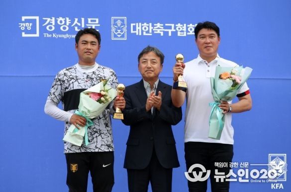 최우수지도자상을 수상한 영등포공고 윤종석 코치(왼쪽)와 김재웅 감독(오른쪽). 시상에 나선 KFA 김정배 부회장(가운데).