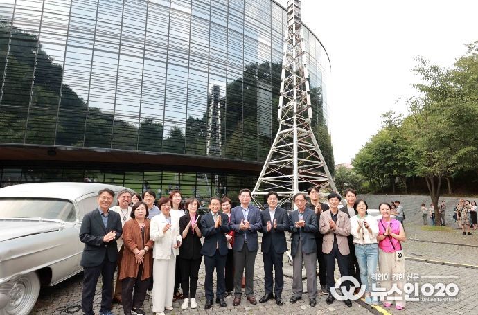 31일 백남준아트센터에서 열린 '트랜스미션, 너에게 닿기를' 개막식에 참석한 이상일 용인특례시장과 내빈들의 모습