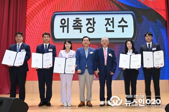 이재준 수원특례시장(가운데)이 자문위원 대표에게 위촉장 전수 후 기념촬영을 하고 있다.