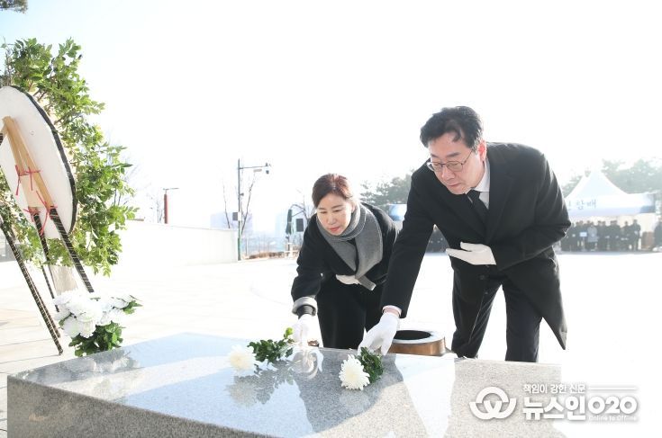 헌화하는 김경희 의장과 정명근시장
