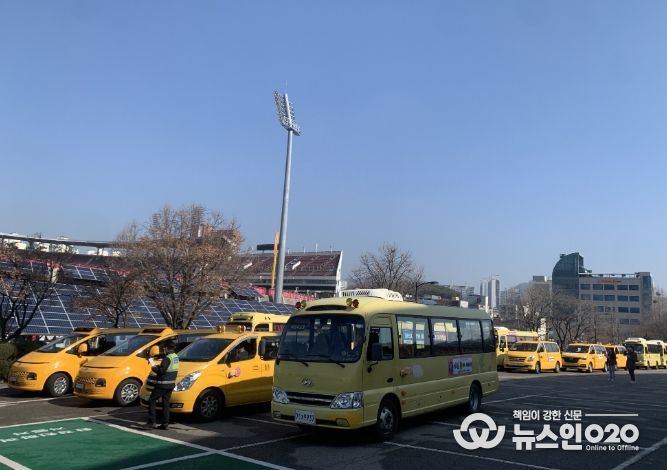 수원시와 수원남부·중부·서부경찰서, 한국교통안전공단 경기남부본부가 어린이 통학버스 합동점검을 하고 있다.