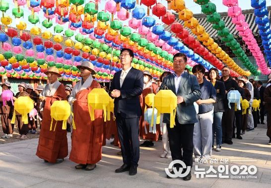 연등행사 중인 정명근 화성시장과 화성시의회 오문섭 부의장