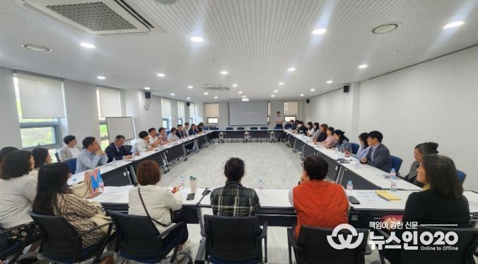 화성오산교육지원청 재무관리과에서 대응지원사업대상교 업무담당자들을 대상으로 시설 사업을 적극 지원하기 위해 현장 의견 청취를 하고 있다.