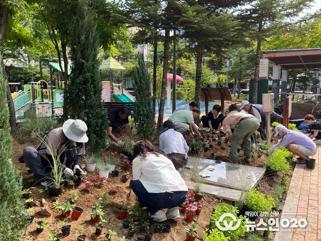 참여자들이 마을정원을 조성하고 있다.
