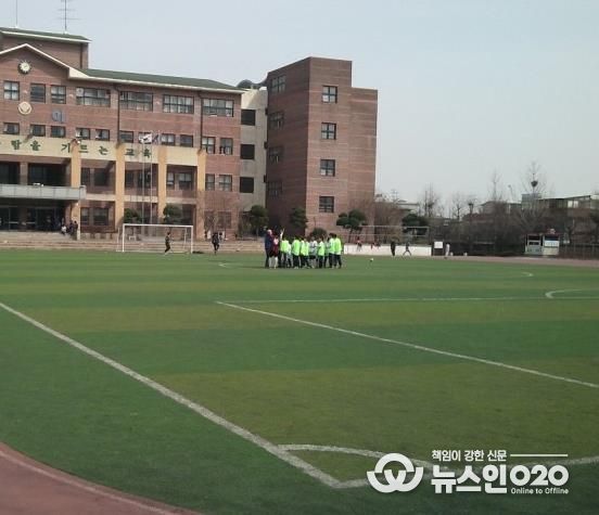 강북구 내 초등학교 운동장에서 구민들이 축구를 하고 있다.