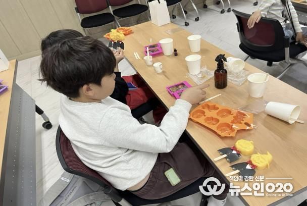 수원시 팔달구 매산동 주민자치회, 어린이를 위한 할로윈 비누 만들기 프로그램 진행