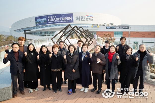 용인특례시의회 의원들이 처인휴게소 앞에서 기념촬영을 하고 있다.