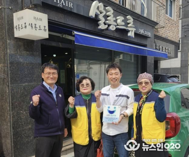 수원시 권선구 서둔동 지역사회보장협의체, ‘사랑나눔가게’13,14,15호점에 현판 전달