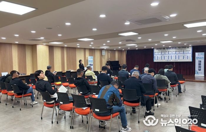 일자리 두드림 채용 행사에 참여한 시민들.