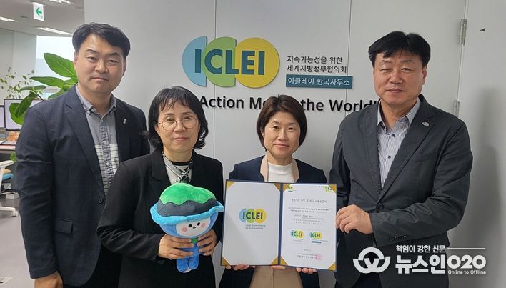 이클레이 한국사무소 방문 사진(왼쪽부터 여수시 COP33유치팀장, 여수시 기후생태과장, 손봉희 이클레이 한국사무소 부소장, 여수시 환경녹지국장)