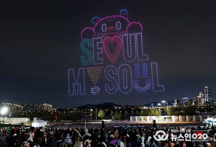 2025년 한강 불빛 공연 현장 사진(주제 : Make Wonders)