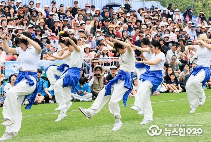화성 뱃놀이 축제에서 ‘바람의 사신단’이 역동적인 댄스 퍼포먼스를 선보이며 관객들의 환호를 이끌어내고 있다