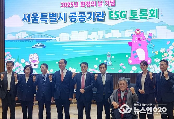 이숙자 운영위원장(왼쪽 두 번째 위치)이 기념촬영을 하고 있다.